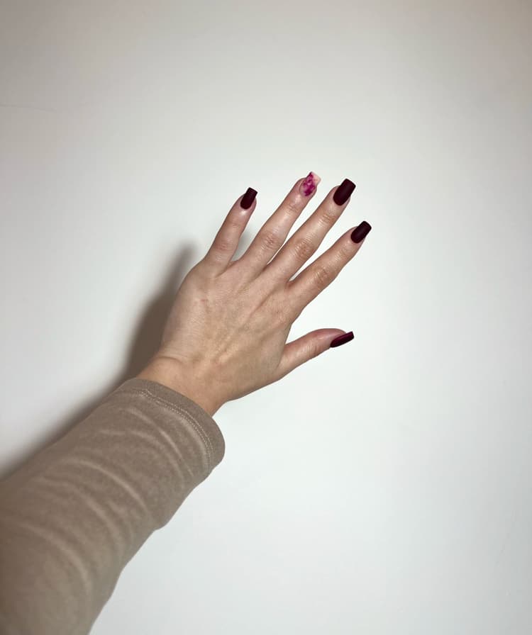 Бордовий манікюр гель-лак — студія Symbol Краків