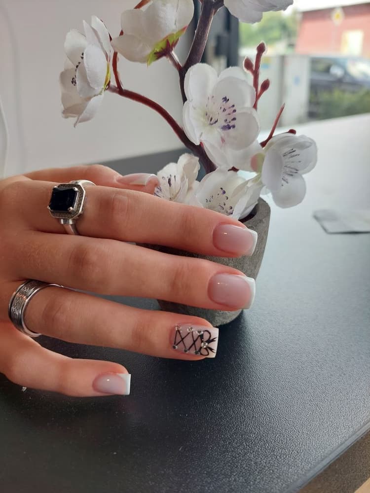 Французький манікюр з дизайном — Symbol Kraków