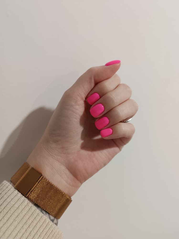 Яскравий рожевий манікюр гель-лак — Symbol Kraków