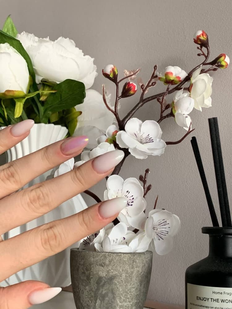 Нюд манікюр з квітами — студія нігтів Symbol Краків