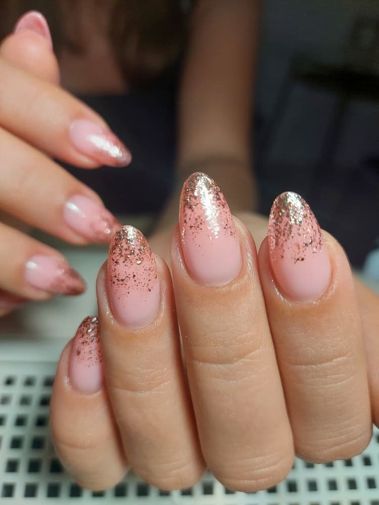 Rose gold манікюр з глітером — дизайн нігтів Symbol Kraków